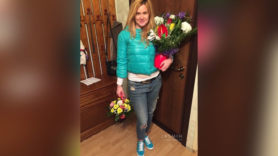 Italian fingering squirt - XXX Dessert - Picture 1