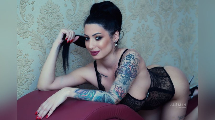 Italian dark eyes girl - XXX Dessert - Picture 3