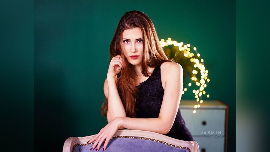 Petite dark eyes girl - XXX Dessert - Picture 1