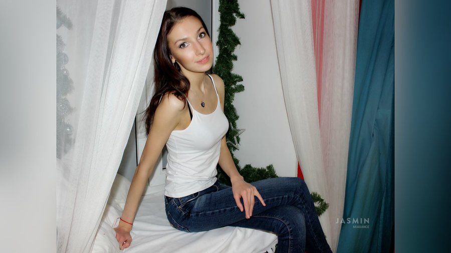 Petite 19yo girl - XXX Dessert - Picture 2