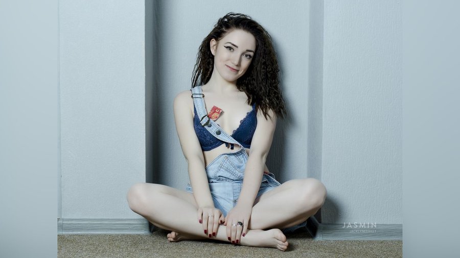 Camgirl 19yo dildo - XXX Dessert - Picture 1