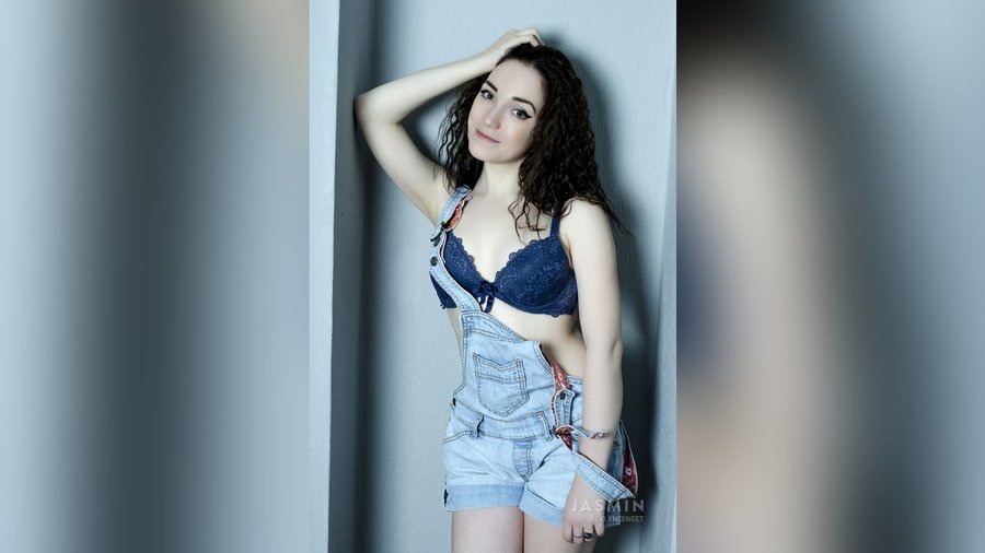 Camgirl 19yo dildo - XXX Dessert - Picture 2