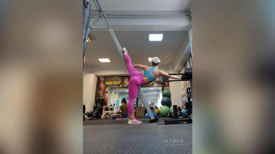 Straight brown eyes girl - XXX Dessert - Picture 1