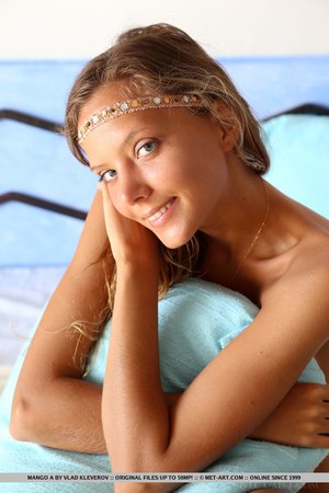 Cute petite latina - Picture 18