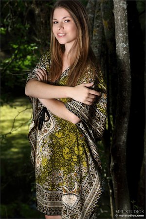 Brunette naked forest - Picture 1