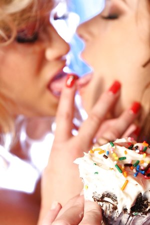 American long legs big tits lesbian - XXX Dessert - Picture 5
