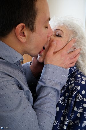 Horny sexy granny - Picture 8