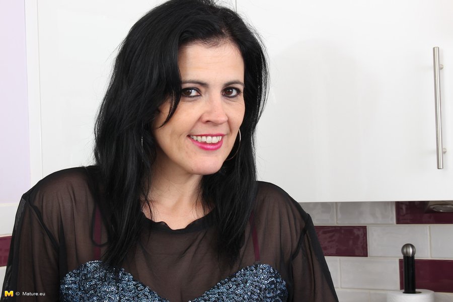Spaniard topless brunette housewife - XXX Dessert - Picture 4