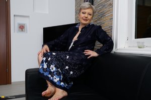 Blonde chubby granny - Picture 3