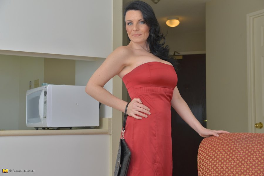 Brunette canadian mom - XXX Dessert - Picture 2