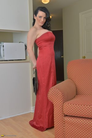 Brunette canadian mom - Picture 3