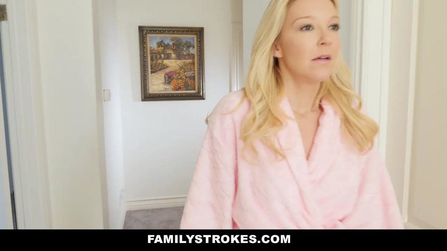 While girl is busy, her boyfriend screws Mom's luscious pussy - XXXonXXX - Pic 3