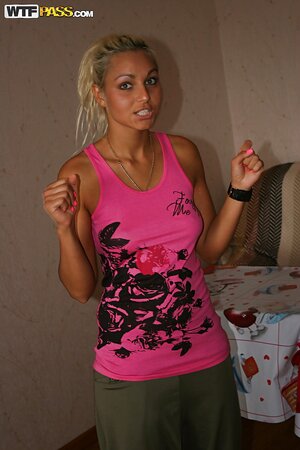 Seductive blonde teen babe - Picture 3