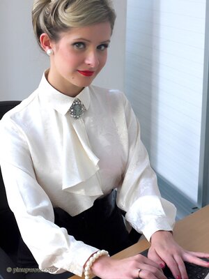 Blonde secretary - Picture 1