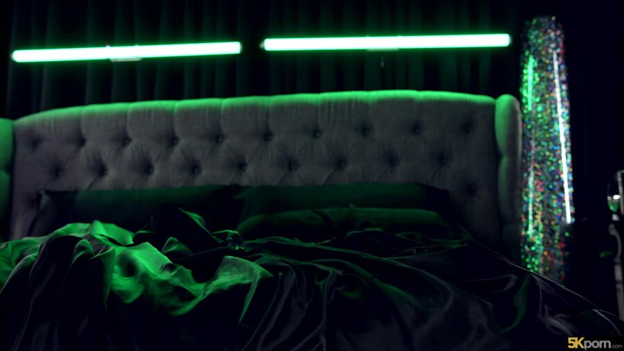 Freckled bitch luxurious bed bang - XXX Dessert - Picture 12