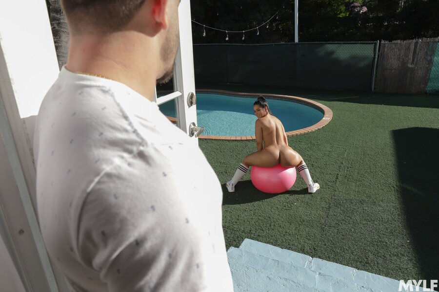 Doll bounces on a yoga ball before banging - XXX Dessert - Picture 4