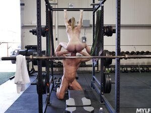 Muscled guy scores pussy at the gym