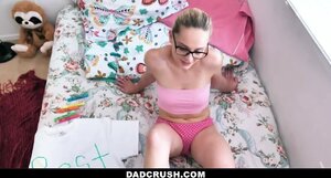 Blonde might look nerdy but she knows how to fuck