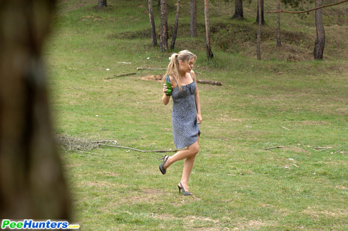 Girl pissing. Shameless blonde hoochie peei - XXX Dessert - Picture 1