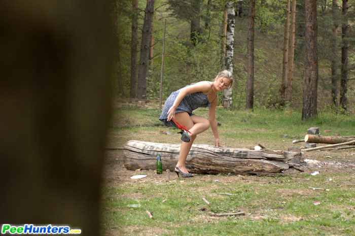 Girl pissing. Shameless blonde hoochie peei - XXX Dessert - Picture 6