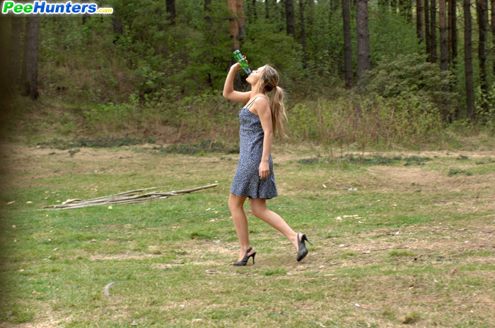 Girl pissing. Shameless blonde hoochie peei - XXX Dessert - Picture 16