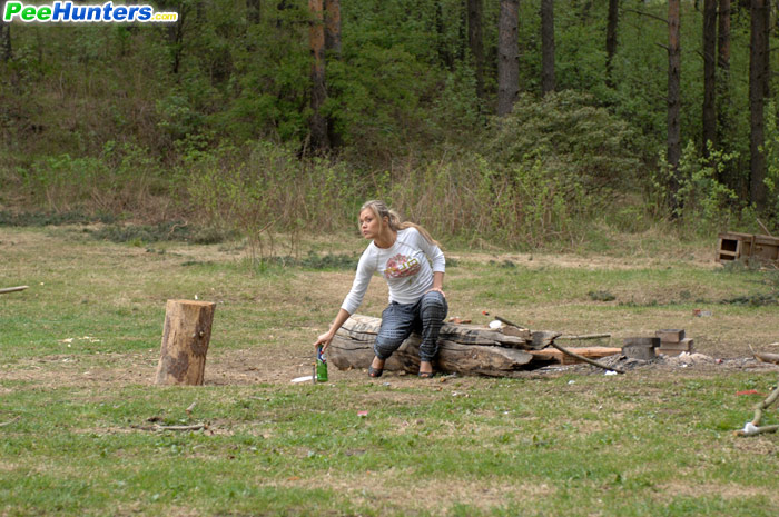 Girl pissing. Girl goes to the woods to pis - XXX Dessert - Picture 4