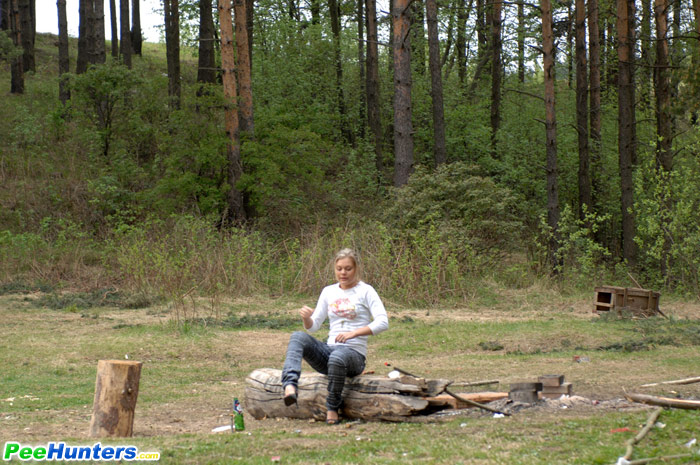 Girl pissing. Girl goes to the woods to pis - XXX Dessert - Picture 5