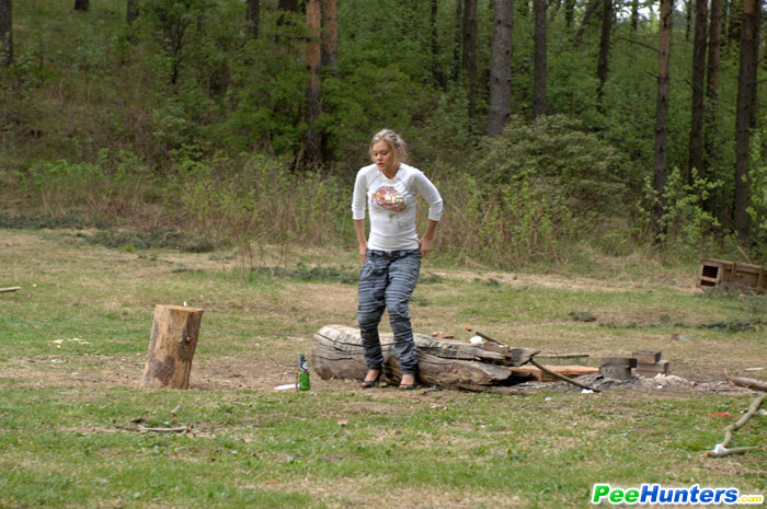 Girl pissing. Girl goes to the woods to pis - XXX Dessert - Picture 6