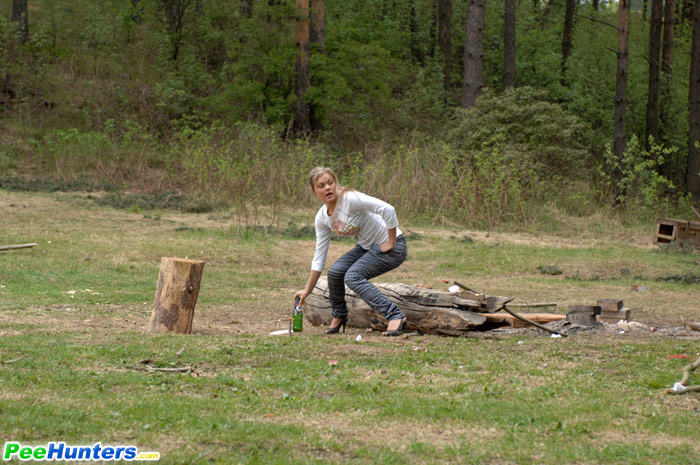 Girl pissing. Girl goes to the woods to pis - XXX Dessert - Picture 13