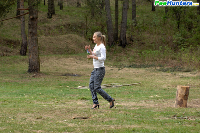 Girl pissing. Girl goes to the woods to pis - XXX Dessert - Picture 15