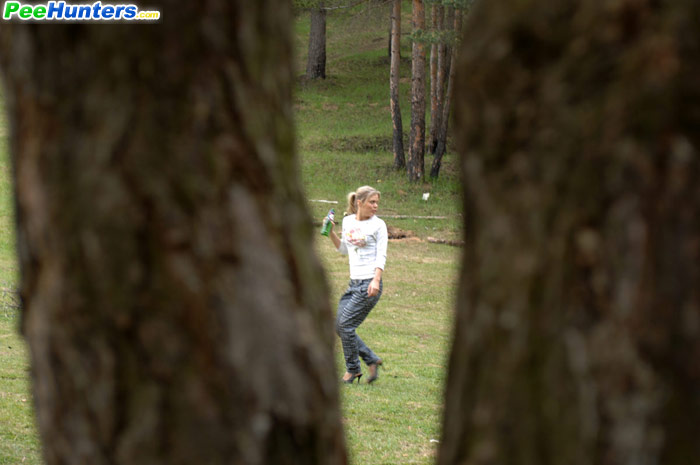 Girl pissing. Girl goes to the woods to pis - XXX Dessert - Picture 16
