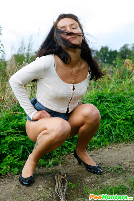 Piss. Babe tinkles on a road in the middle  - XXX Dessert - Picture 13