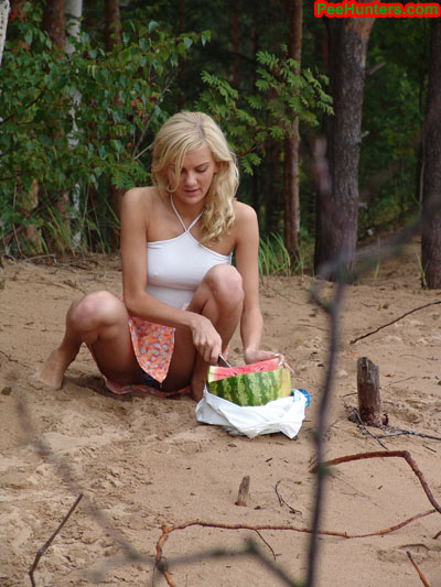 Peeing girl. Blonde teen pissing in the bea - XXX Dessert - Picture 6