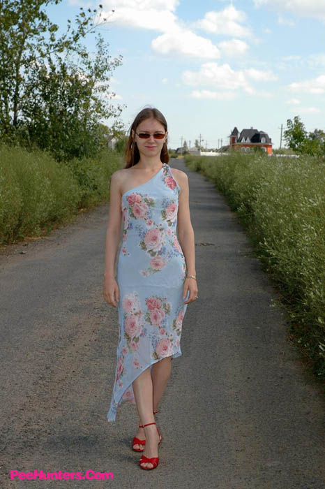 Girls peeing. Shameless little ho pisses up - XXX Dessert - Picture 1