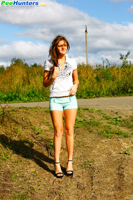 Peeing girl. Model caught urinating alfresc - XXX Dessert - Picture 5