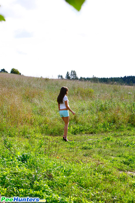 Peeing girl. Model caught urinating alfresc - XXX Dessert - Picture 16