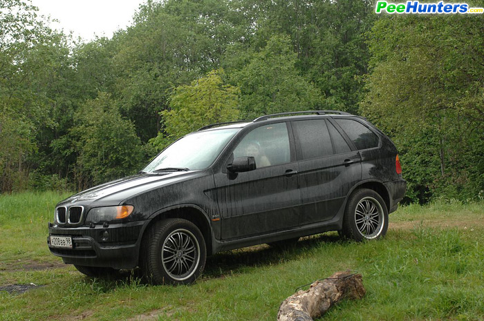 Women peeing. Posh hoochie takes a stop in  - XXX Dessert - Picture 1