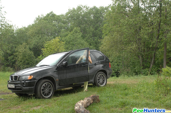 Women peeing. Posh hoochie takes a stop in  - XXX Dessert - Picture 2