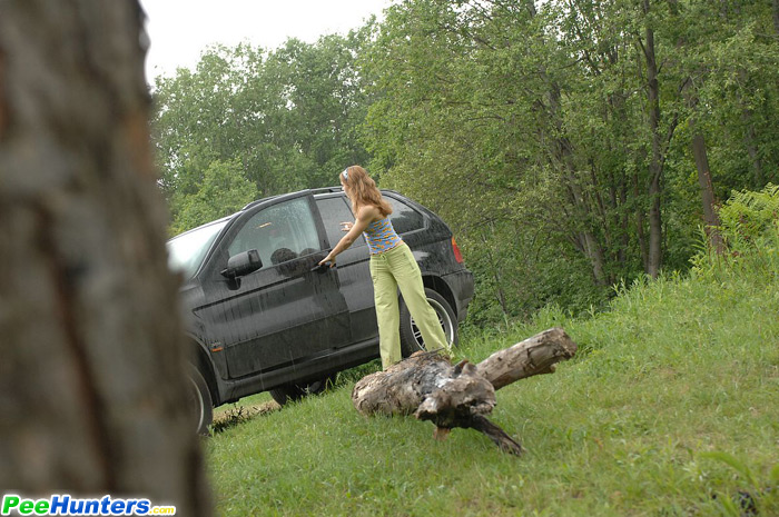 Women peeing. Posh hoochie takes a stop in  - XXX Dessert - Picture 3