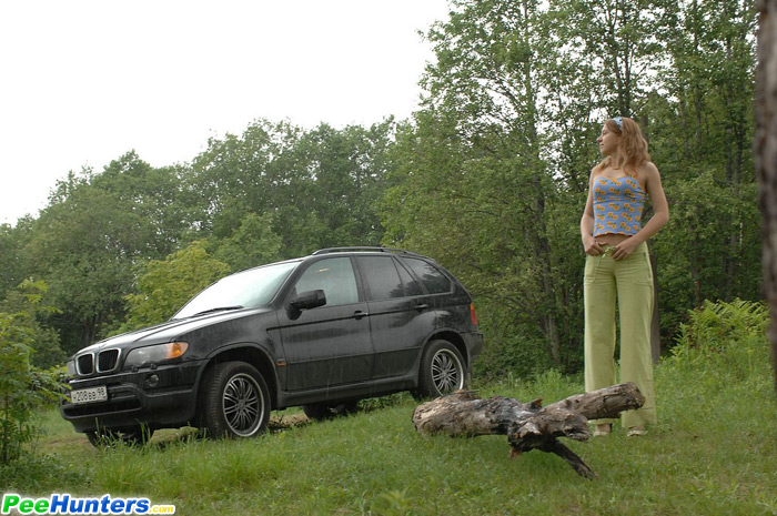 Women peeing. Posh hoochie takes a stop in  - XXX Dessert - Picture 7