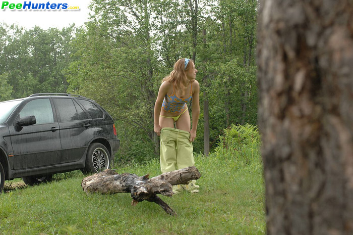 Women peeing. Posh hoochie takes a stop in  - XXX Dessert - Picture 8