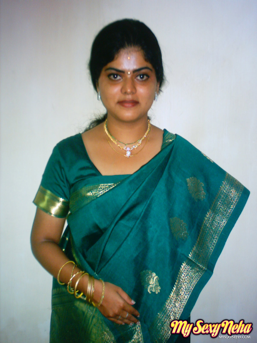 India nude. Neha in traditional green saree - XXX Dessert - Picture 6