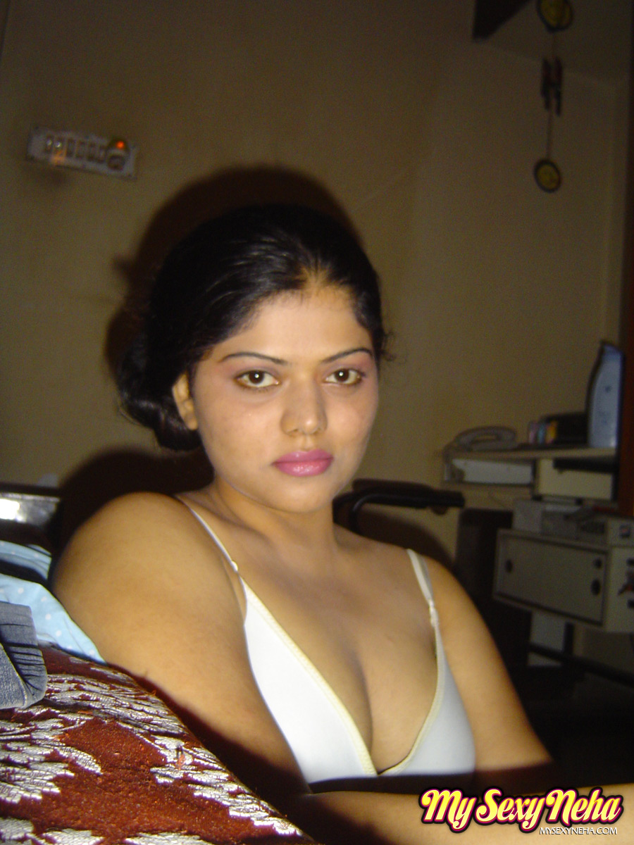 India fuck. Neha showing off her big boobs  - XXX Dessert - Picture 1