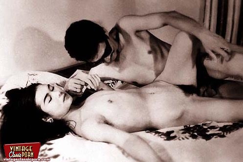 Old classic porn. Fourties wifes enjoying b - XXX Dessert - Picture 4