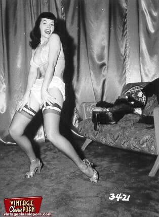 Vintage brunette in stockings. - XXX Dessert - Picture 1