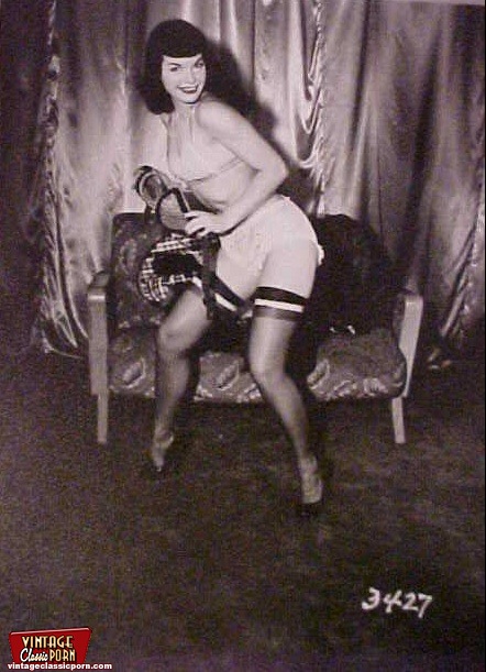 Vintage brunette in stockings. - XXX Dessert - Picture 2