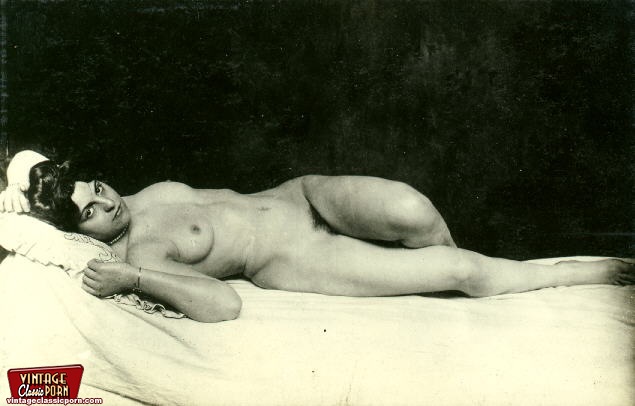 Nude girl on retro pics. - XXX Dessert - Picture 11