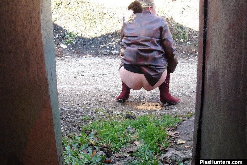 Pee. Unsuspecting wench shot from behind ta - XXX Dessert - Picture 1