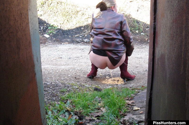 Pee. Unsuspecting wench shot from behind ta - XXX Dessert - Picture 3