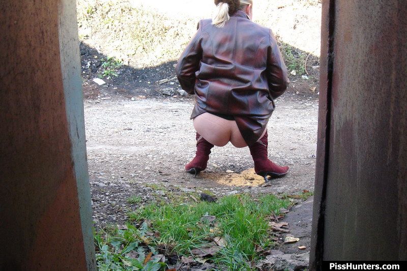 Pee. Unsuspecting wench shot from behind ta - XXX Dessert - Picture 7